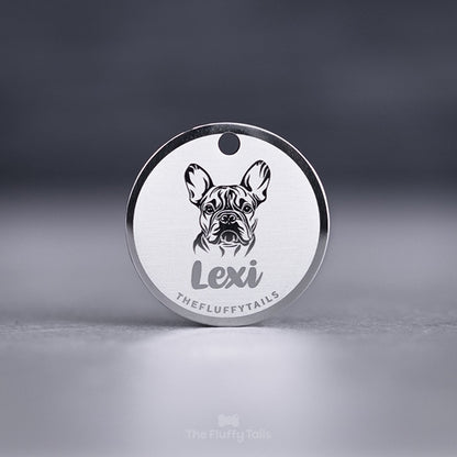 Rund, silvrig namnbricka av rostfritt stål, graverad med egen design. I mitten på brickan är det ett motiv av hundrasen fransk bulldog samt hundens namn undertill.