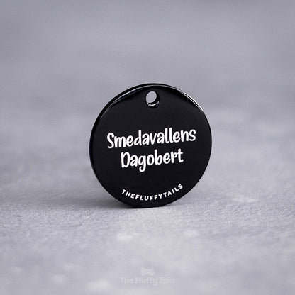 Högkvalitativ svart, rund namnbricka av rostfritt stål graverad med hundens namn