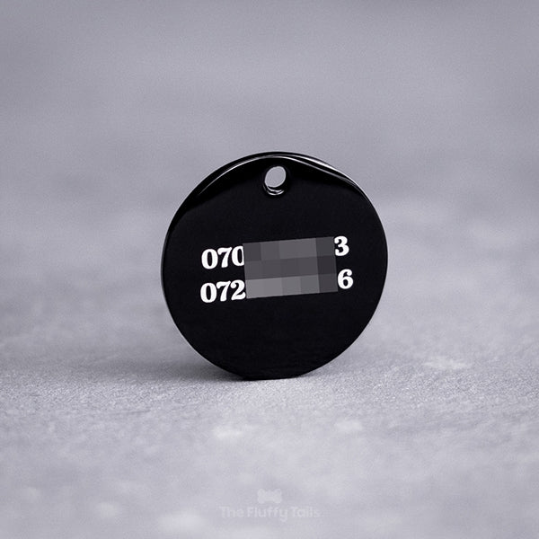 Högkvalitativ svart, rund namnbricka av rostfritt stål graverad med två telefonnummer till ägarna