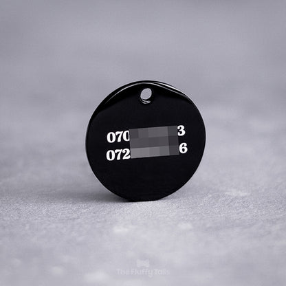 Högkvalitativ svart, rund namnbricka av rostfritt stål graverad med två telefonnummer till ägarna