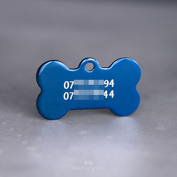 Högkvalitativ blå hundsformad namnbricka av rostfritt stål spegelpolering. Namnbrickan är graverad med två telefonnummer till husse och matte, uppdelade på två rader