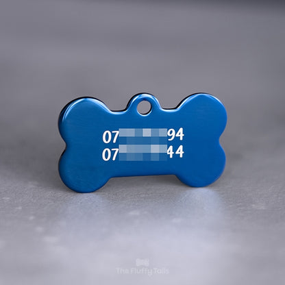 Högkvalitativ blå hundsformad namnbricka av rostfritt stål spegelpolering. Namnbrickan är graverad med två telefonnummer till husse och matte, uppdelade på två rader