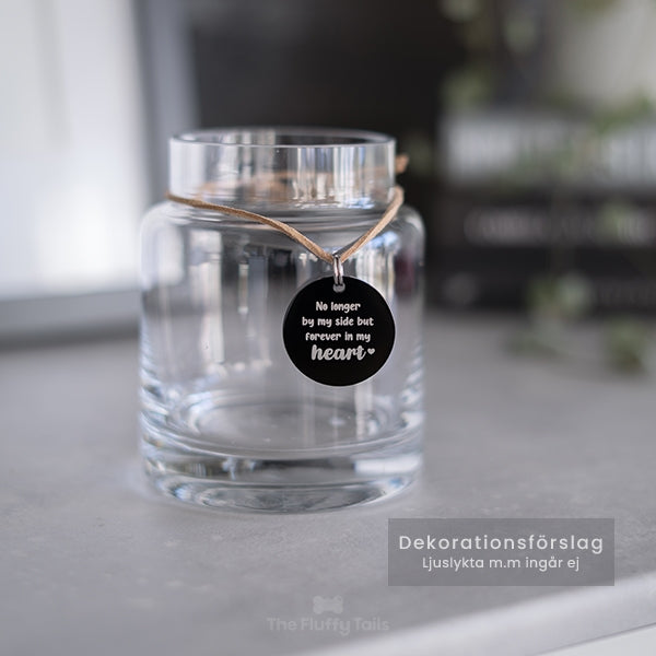 Rund, svart minnesbricka av rostfritt stål med personlig gravyr. Graverad med citat. Till minne av ett husdjur som har gått bort, passar alla djur, tex hund, katt, smådjur att ställa inomhus och utomhus gravplats eller minneslund. Kan användas som nyckelring.