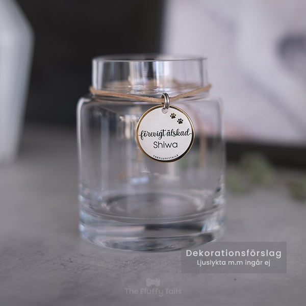 Rund guldig minnesbricka "För evigt älskad" som hänger på en glasljuslykta (bild på dekorationsförslag)