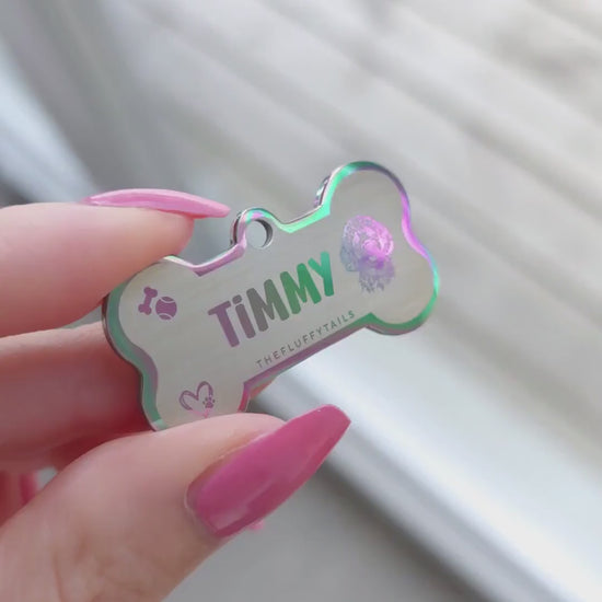 Hundbensformad ID-bricka, namnbricka i pastellfärgerna rosa, lila och grönt med ikoner av tass inuti ett hjärta, leksaksboll, tuggben och en maltipoo hund