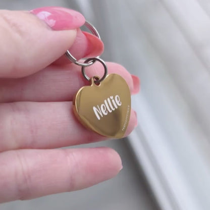 Guldig, hjärtformad namnbricka för hund och katt med personlig gravyr